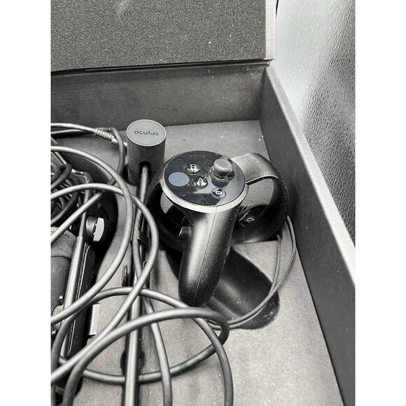 Oculus Rift CV1 Headset With 2 Base Stations And Controllers + Cable (Full Set) - Picture 3 of 16
